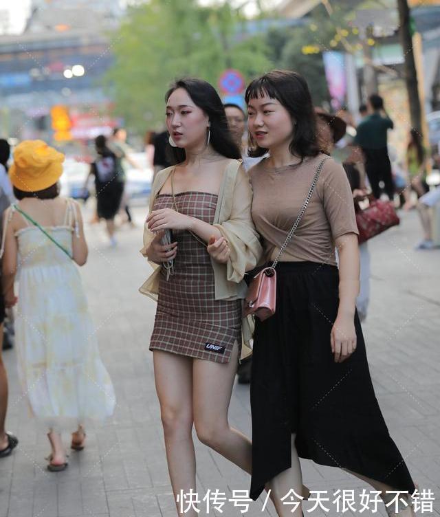 时尚界|淡黄慵懒雪纺毛衣,搭配格子裙,性感可爱时尚俏皮
