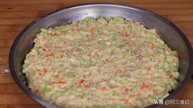 碎丁|芹菜最过瘾的吃法，淋入2个鸡蛋，不炒也不烙，出锅比吃肉还解馋