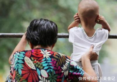 姥姥|大宝给乡下奶奶带,老二给城里姥姥带,3年后俩兄弟的差距比较大