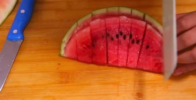 果汁|开启吃西瓜的创意新方式用这三个动作切西瓜它不脏也不流果汁