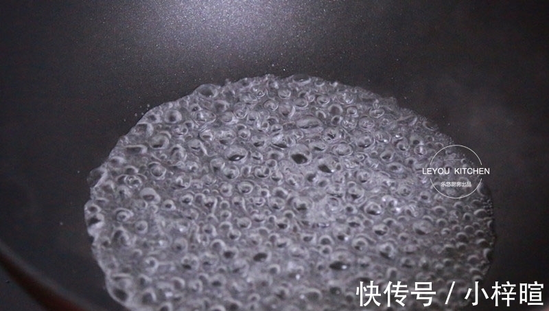 西红柿炒鸡蛋新做法，没放一滴油，用水炒蛋，口感滑嫩，热量更低