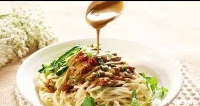 面条这样做,两碗没吃够,做法简单,大人小孩都爱吃!