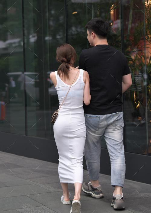 鞋子|银质的鞋子很少有人尝试,时尚达人搭配纯白色连衣裙,优雅又气质