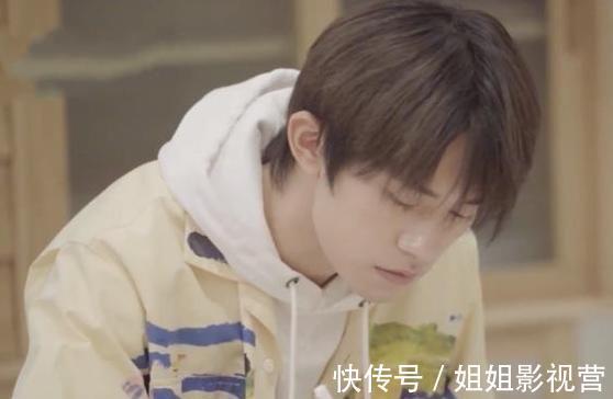 朋友请听好|千玺和何炅谢娜吃饭，谁注意他吃剩下饭渣放哪儿，素养是装不出的