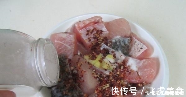 红烧|草鱼别红烧了，大厨教你一招“新吃法”，肉质鲜嫩还补钙，快收藏