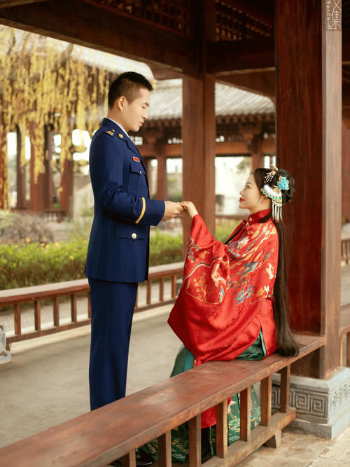 写真|当“军装蓝”遇上“汉服红”，好一个铁汉柔情，太让人羡慕了
