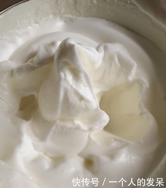 电饭煲蛋糕 起的非常高,材料只需4样 可香了松软好吃