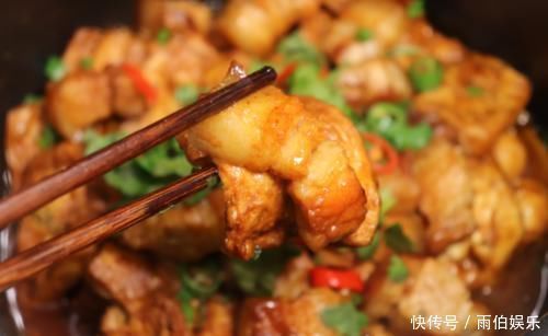 五花肉这样做真过瘾,不加水不加油,简单2步,上桌连汤汁都不剩