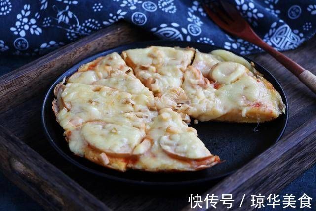 剩馒头新吃法,加4个鸡蛋搅一搅,出锅比披萨还好吃!做法还简单