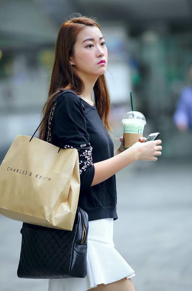 街拍:身材微胖的小姐姐穿白色短裙,桃花芙蓉面,清纯又动人