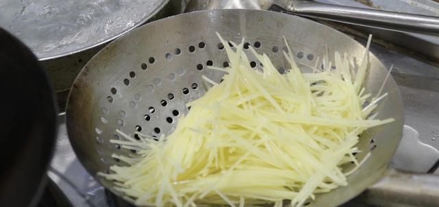 土豆丝里打2鸡蛋,没想到这么好吃,我家隔天就想吃,出锅被抢光