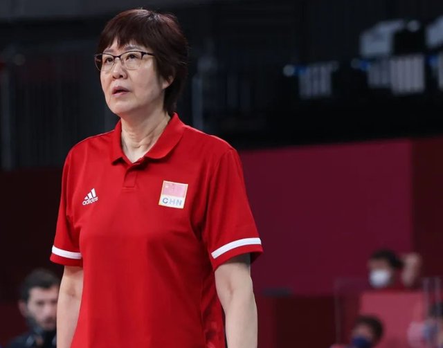 天才|女排天才毀約赴美深造，郎平鏡頭前哽咽聲明，宣布她被永久除名