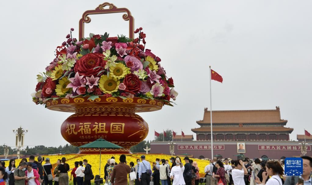 新华社记者|天安门广场“祝福祖国”主题花坛成热门打卡地