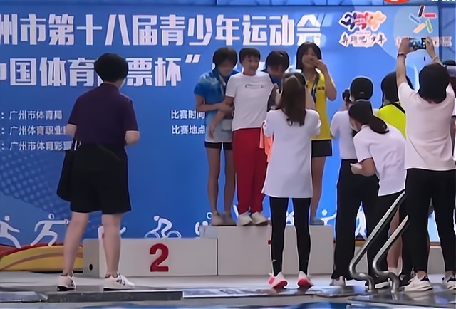 小姑娘|全红婵颁奖有干部做派!握手颁发奖牌从容不迫,被选手架上领奖台
