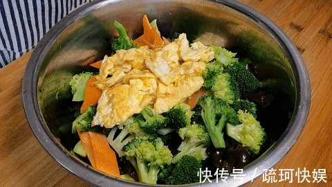做法|西兰花百吃不厌的做法，不炒不炖，一焯一拌，比肉菜还受欢迎