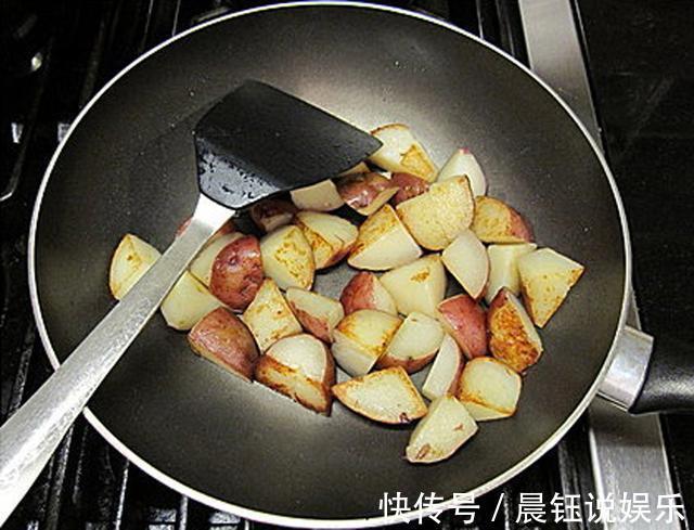 土豆的这种做法,儿子总说吃不厌,我家隔三差五就做一回,超下饭