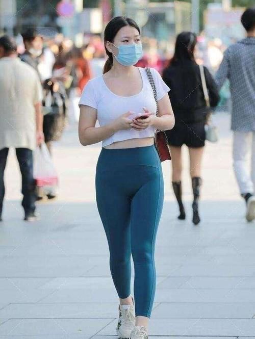 蕾丝 金色链条包包搭配黑色高跟鞋,显得整个人清新脱俗,又有点小心机