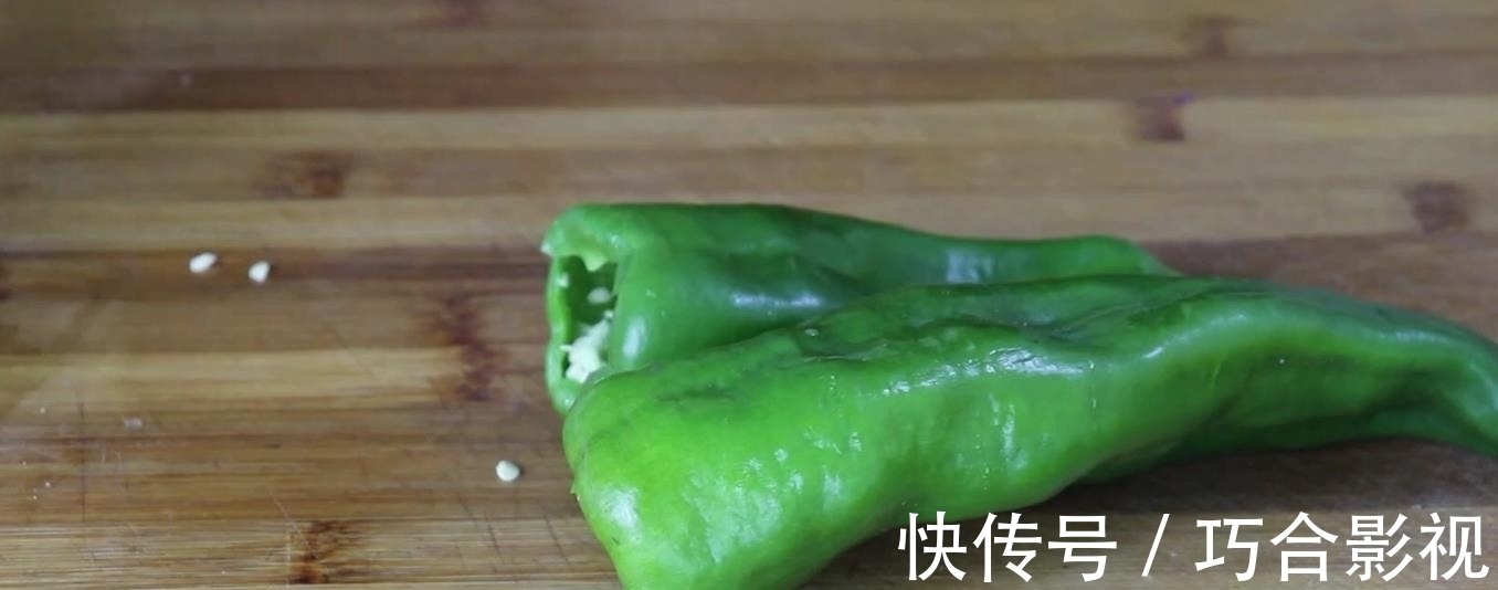 青椒别炒着吃了，加1碗面粉，教你1个新做法，比大鱼大肉还好吃