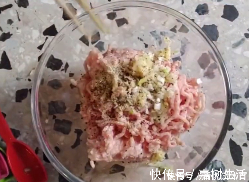 韭菜饺子馅|调韭菜馅，10个人7个错，多加这一步，韭菜又绿又脆不出水，真香