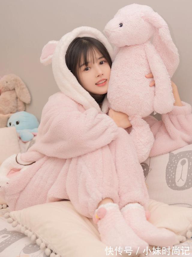 少女心 可爱版粉色棉质睡衣穿在漂亮美女身上,更加有少女心,让人喜欢