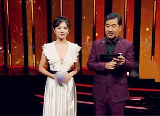女主持人忘穿打底衣,导演只能切镜头,孰料张国立坚持1小时不敢转头