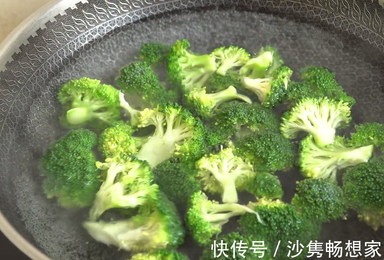 西兰花鸡蛋|用西兰花做早餐,没想到这么好吃,宣软筋道,营养又解馋,超简单