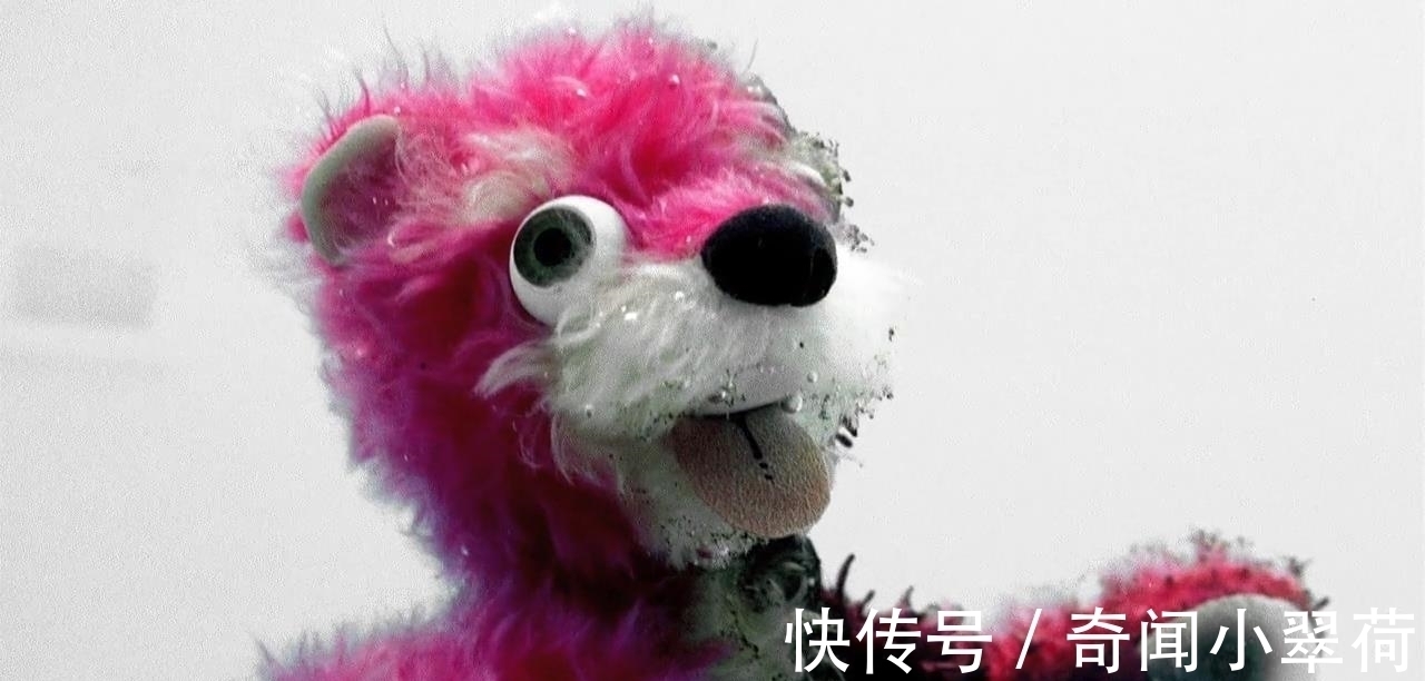《绝命毒师》第二季里那个一直出现的粉红玩具熊设置的意图是什么？