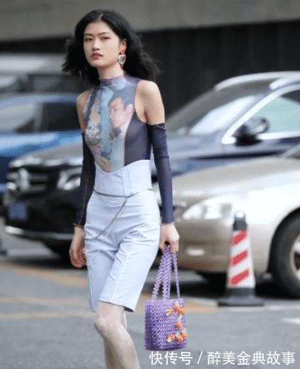 高腰|无袖彩绘衣搭配高腰中分牛仔裤，彰显高级时尚感，美人范十足