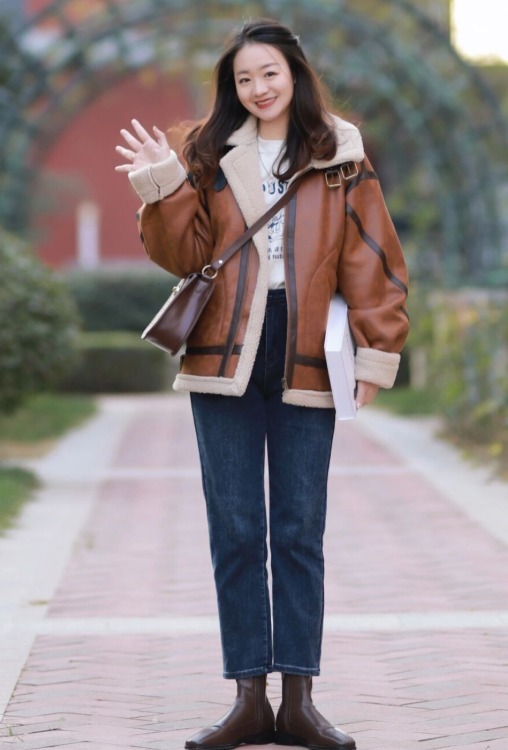 半身裙|今年流行可盐可甜的羊羔毛外套,学时髦精这样搭,美得惊艳!