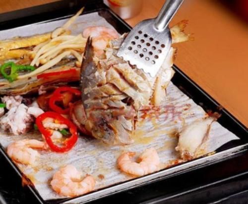 暗示|吃烤肉的时候服务员问你换不换纸,实际上是一种暗示,聪明人秒懂