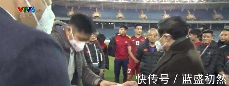 红包|名场面!越南领导发红包国足球迷砸电视,范志毅足球需要仪式感!
