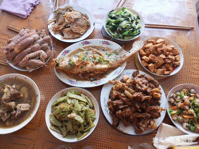 小叔子第一次带女友回家过年，嫂子做一桌好菜来招待，看看丰盛吗