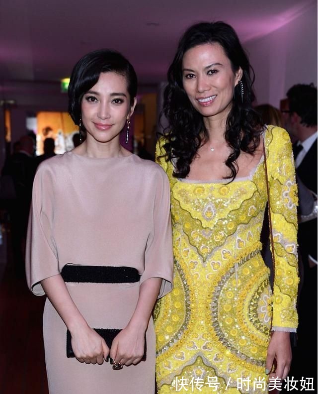 连衣裙 邓文迪越老越有“魅力”,穿印花连衣裙配渔网袜,状态不像53岁