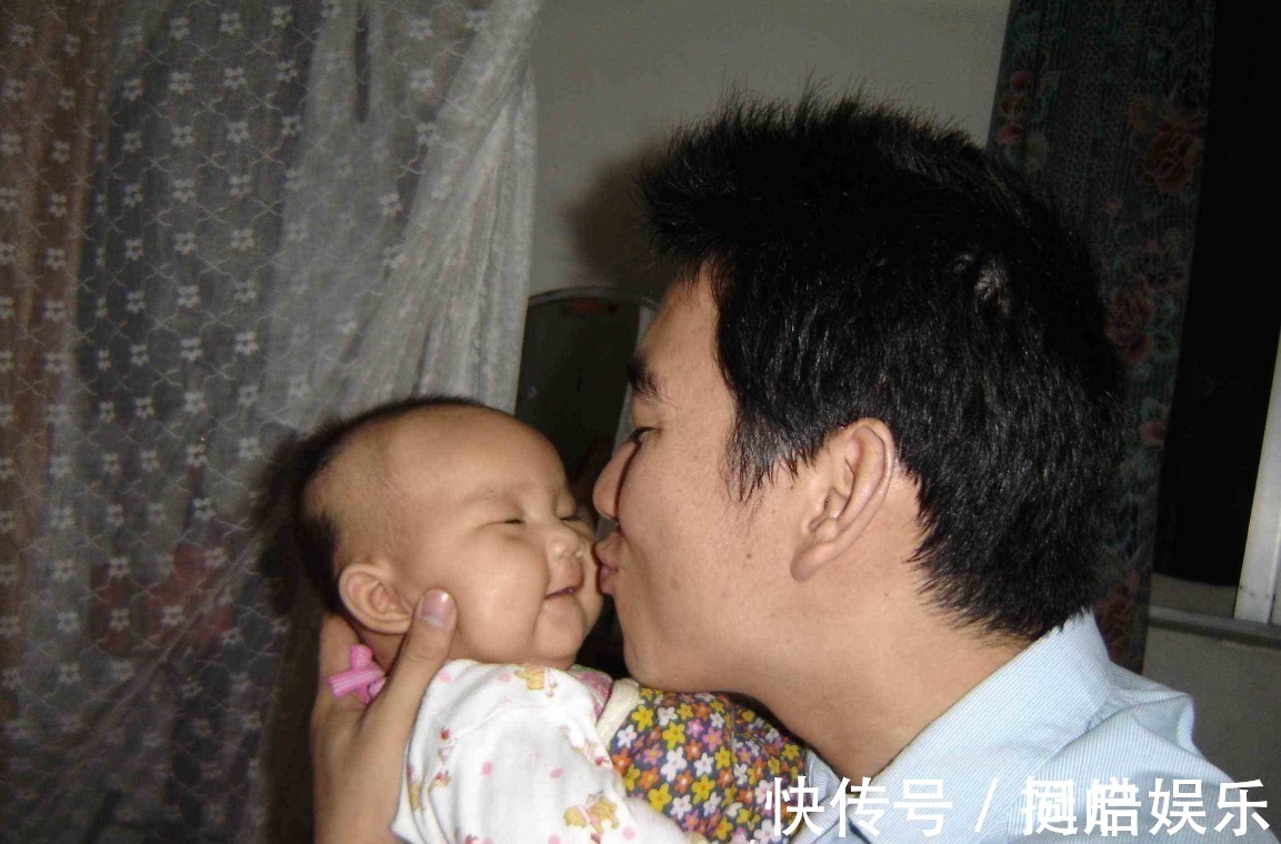 爸爸|高颜值长腿爸爸,遛娃照一夜走红,网友:妈妈好福气