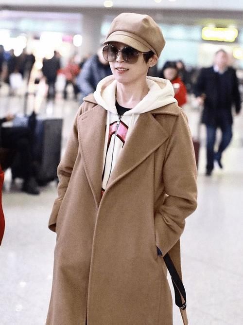 贝雷帽|真是女生穿搭教科书，穿浅驼色大衣内搭卫衣，显高显瘦