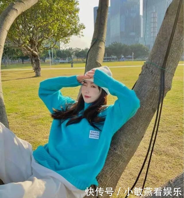 羽绒服+骑士靴,羽绒服+碎花裙,冬天这么穿又美又飒