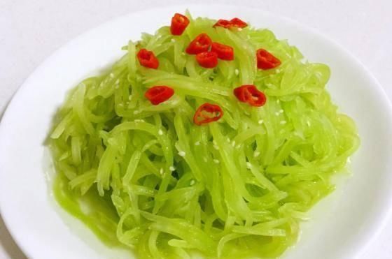 清炒莴苣丝|经常出汗可能是缺钾的表现,多吃点它,补钾又营养