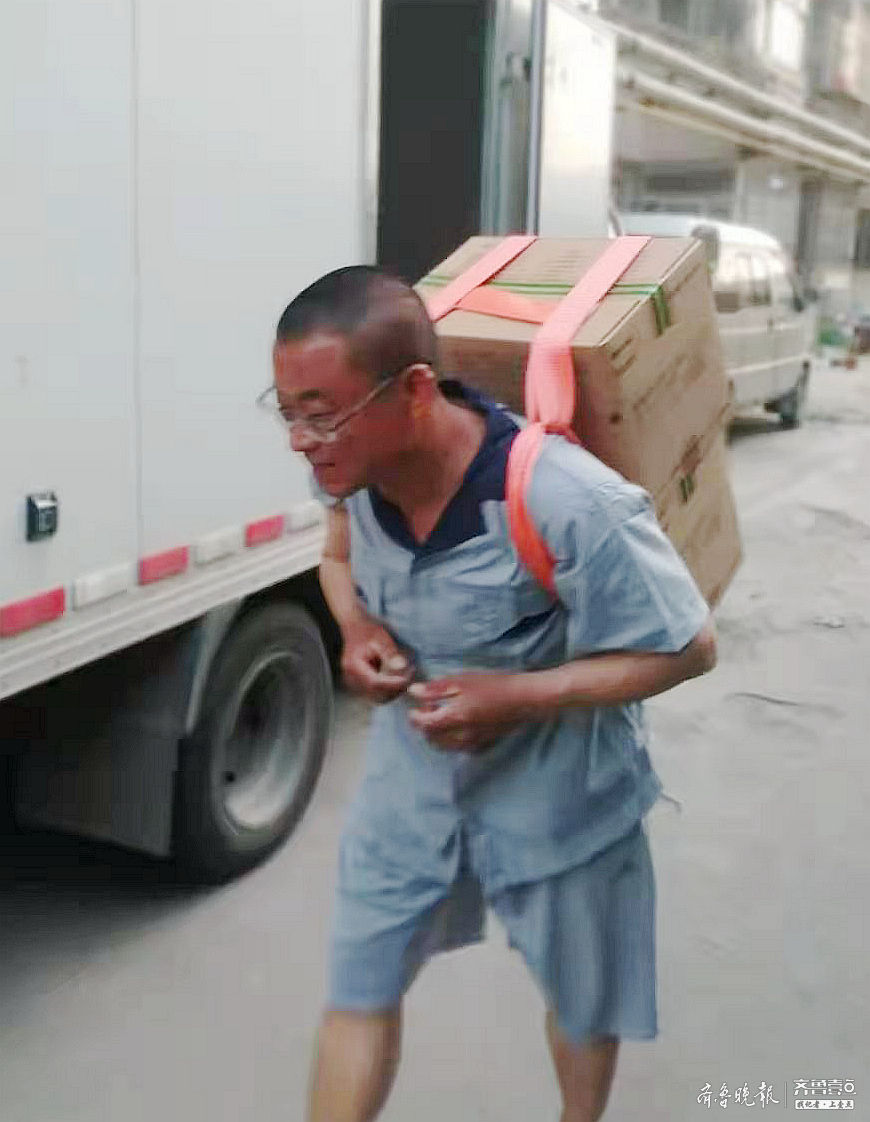 透析液|肩扛身背30斤，邹城市人民医院将透析者“生命液”送到患者家中