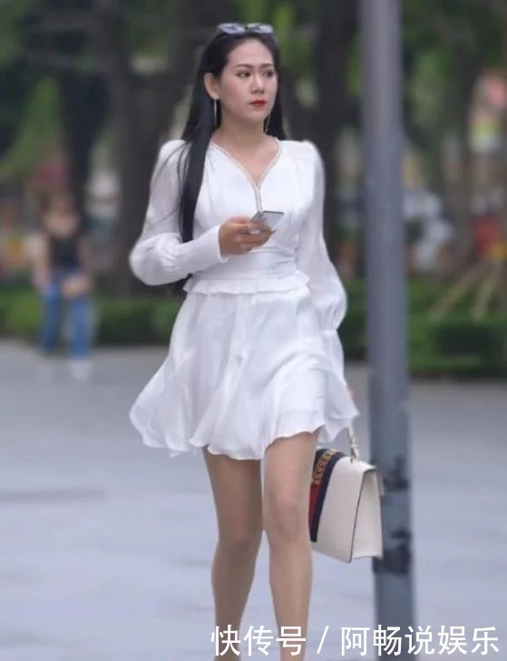 时尚|街拍成熟气质的姐姐,花色上衣搭配牛仔裤,魅力无穷