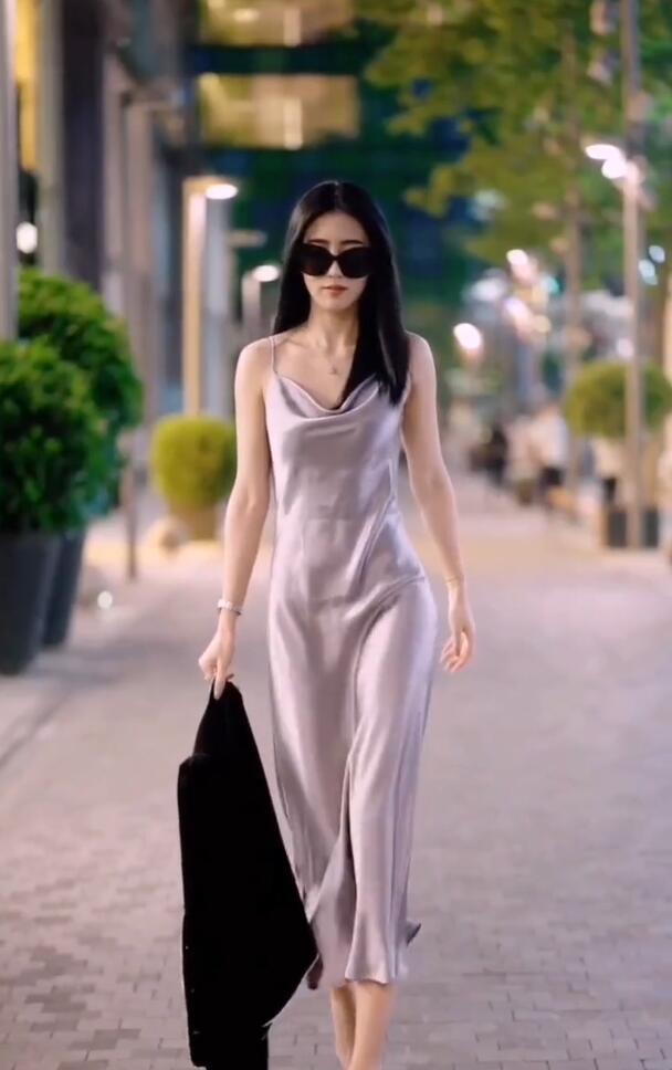 真丝吊带裙真有趣，一定不要穿外衣，照样美得耀眼