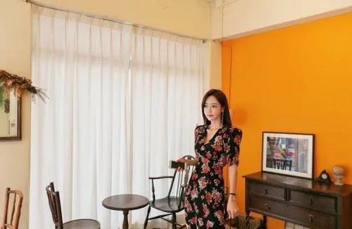 小姐姐|美女穿搭:甜刺绣雪纺裙,优雅身姿释放出来,小姐姐很自信!