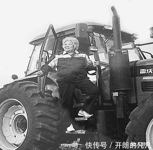 女拖拉机手梁军“花钱”几十年,晚年得知人民币上的女孩是自己