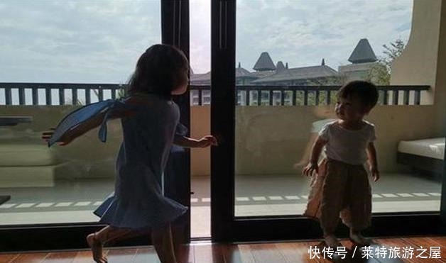 葡萄|爸爸喂女儿吃西瓜，儿子自己啃瓜皮，网友笑了儿子充话费送的吧