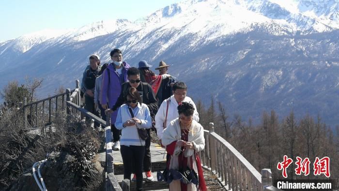 游客在新疆喀纳斯与雪山“亲密接触”