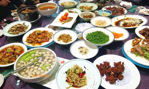 过年家庭聚会，上的全是标准鲁菜，亲戚：1880这一桌值了