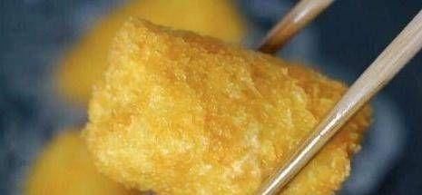 土豆糕有三个土豆和两个鸡蛋，味道鲜美，营养丰富