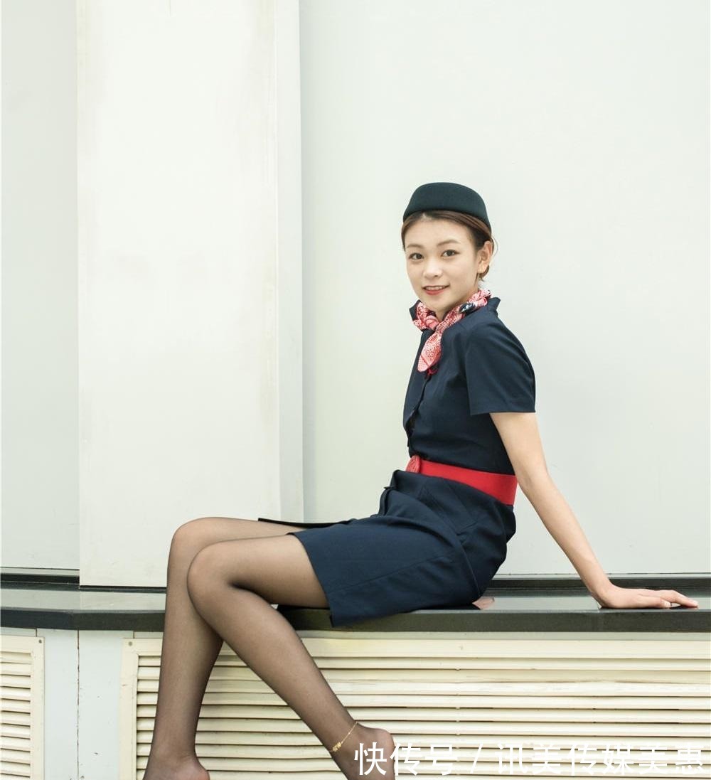 高跟鞋|藏青色的连衣裙,搭配黑色矮跟高跟鞋舒适有型,走起路来轻便优雅