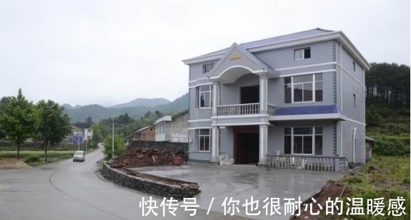 砖体|现在农村流行盖3层小楼和别墅,需要多少钱10万够吗