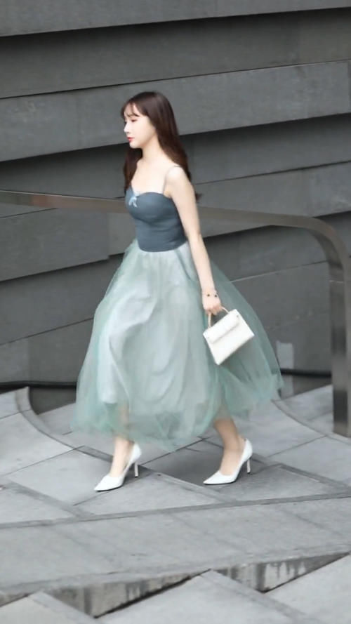 姑娘|街拍绿色吊带裙搭配白色高跟鞋，穿出绝佳好身材，这气质绝了