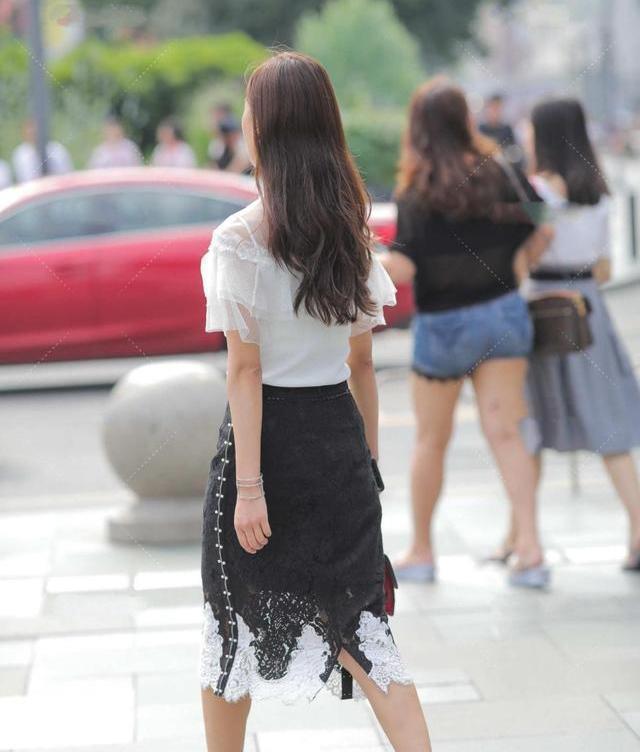 花边裙|白纱上衣配黑色花边裙,时尚又高雅,美丽十足